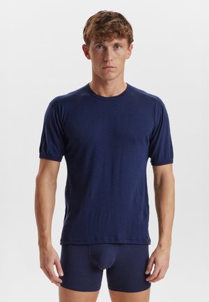 Mørkeblå kortærmet T-shirt lavet af blødt stof, med rund hals og afslappet pasform, parret med matchende mørke undertøj.