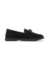 Mocassini in suede nera con suola in gomma piatta, presentano una fascia decorativa e dettagli in metallo dorato, progettati con una punta arrotondata.