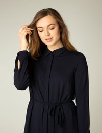 Marineblaues lang ärmeliges Kleid mit Kragen und einem gebundenen Gürtel. Mit Ausschnitten an den Ärmeln, glatter Textur und einer durchgehenden Knopfleiste.