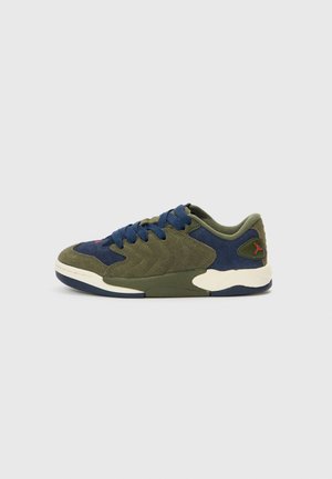 Sneaker in suede verde e blu navy con design basso, tomaia strutturata, lacci blu e suola intermedia color crema. Logo rosso sul tallone.