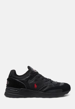 Baskets basses noires avec des panneaux en mesh et en cuir, lacets noirs, logo rouge Polo Ralph Lauren sur le côté et semelle coussinée.