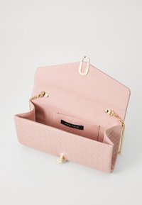 Rosa Geldbörse mit gewebter Textur, goldenen Beschlägen und Kette, mit geräumigem Innenraum und Markenlabel. Gefaltetes Design mit Druckverschluss.