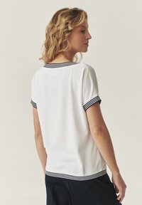 TATUUM KAJSALA - Nyomott mintás póló - white