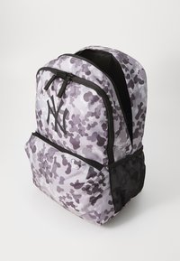 Zaino mimetico viola e grigio con un ampio scomparto principale, tasca frontale con zip e bordi neri. Include tasca laterale in rete.