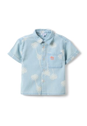 Hellblaues, kurzärmeliges Hemd mit Knöpfen, weißem Palmenmuster und einer aufgesetzten Brusttasche mit kleinem orangefarbenem Palmenlogo.
