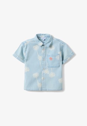 Camisa de manga corta azul claro con botones, estampada con palmeras blancas y un bolsillo frontal que presenta un pequeño logo de una palmera naranja.