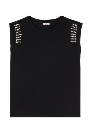 Top nero senza maniche con scollo rotondo, decorato con file di strass argentati sulle spalle, disteso su sfondo bianco.