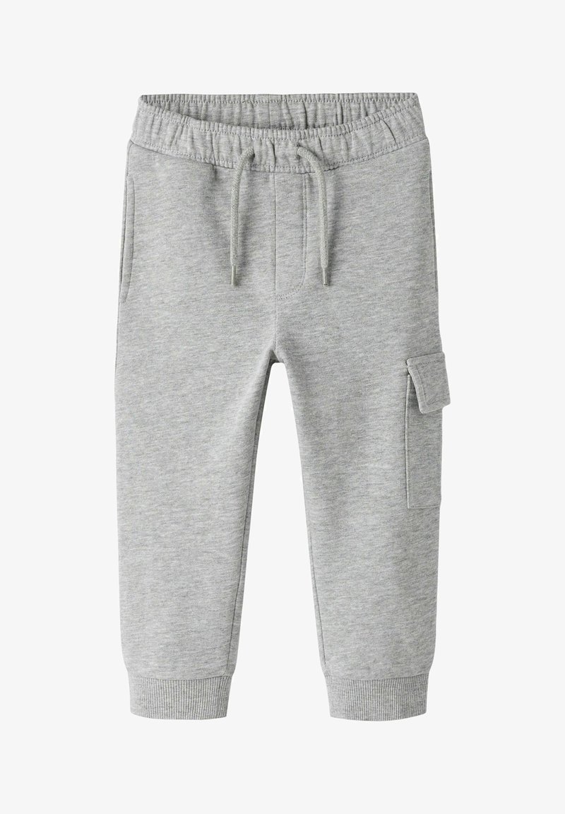 Pelēkie kokvilnas joggeri ar elastīgu jostasvietu, auklu, sānu kabatām, krūšu kabatu labajā kājā un ribotām potīšu malām.