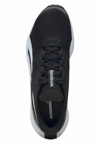 Zapatilla deportiva negra con parte superior de malla texturizada, suela gruesa blanca y cordones negros. Presenta un logo de Reebok en la lengüeta y la plantilla.