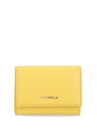 Portafoglio giallo in pelle con una finitura testurizzata, caratterizzato da un design pieghevole e un logo argento sulla parte frontale. Forma compatta e funzionale.