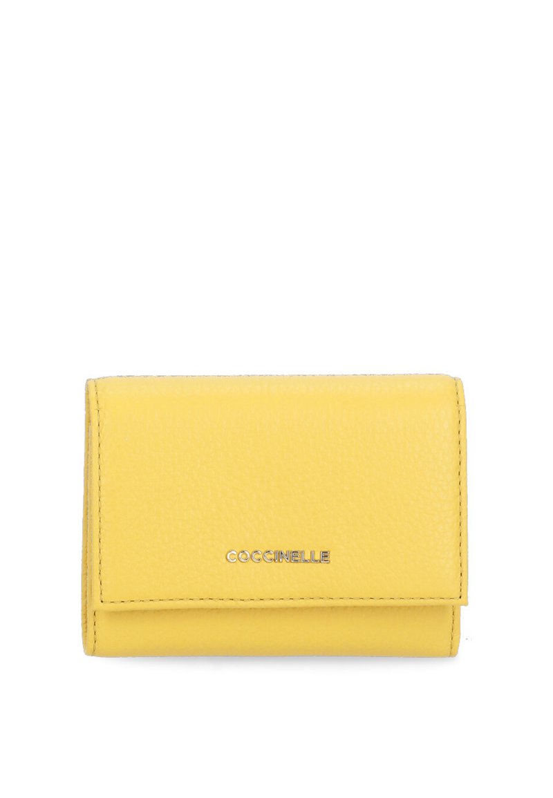 Portafoglio giallo in pelle con una finitura testurizzata, caratterizzato da un design pieghevole e un logo argento sulla parte frontale. Forma compatta e funzionale.