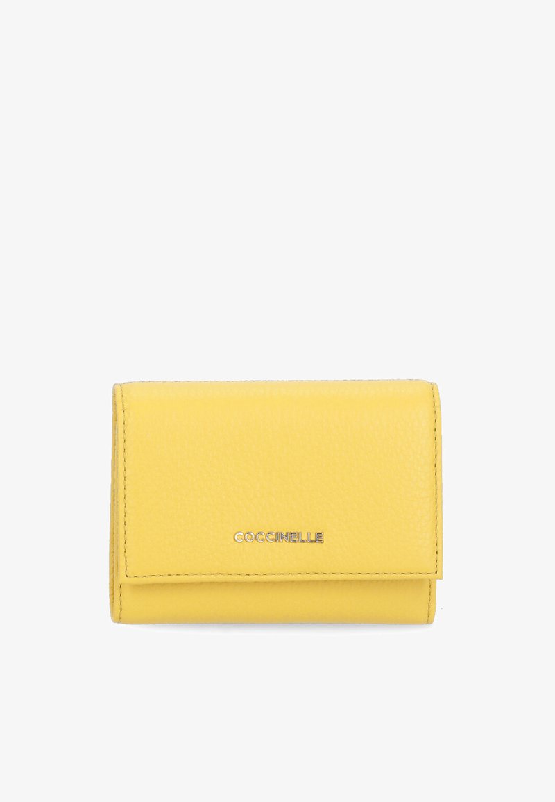 Portafoglio giallo in pelle con una finitura testurizzata, caratterizzato da un design pieghevole e un logo argento sulla parte frontale. Forma compatta e funzionale.