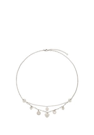 Collana con catena in argento con piccoli ciondoli a forma di cuore e rotondi, alcuni incisi con testo e altri con disegni a cuore.