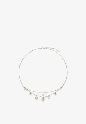 Collier chaîne en argent avec petits charms en forme de cœur et ronds, certains gravés de texte et d'autres avec des motifs de cœur.