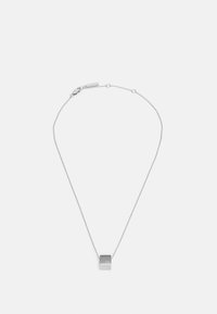 Zilveren ketting met een fijne schakel en een rechthoekige hanger met 'CK'-graveerwerk. Uitgevoerd in een minimalistisch ontwerp en een gladde textuur.