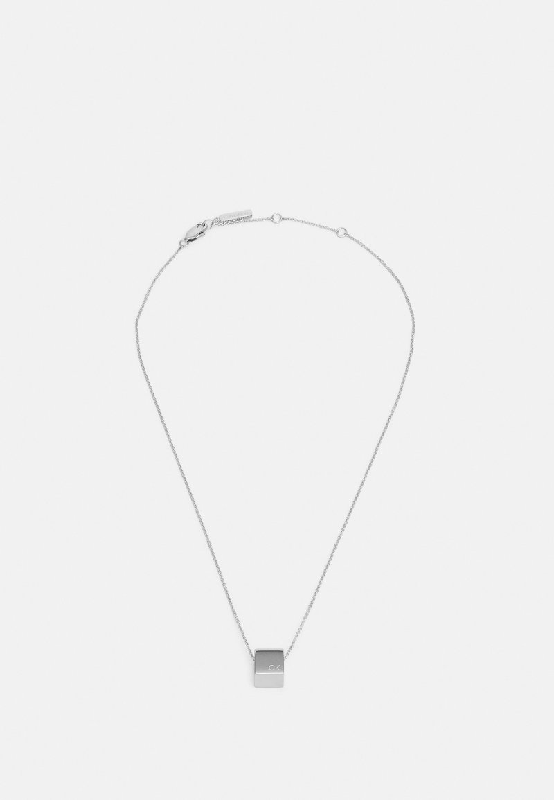 Zilveren ketting met een fijne schakel en een rechthoekige hanger met 'CK'-graveerwerk. Uitgevoerd in een minimalistisch ontwerp en een gladde textuur.