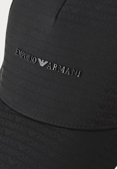 Svart keps med upphöjd text av Emporio Armani mönster och en metallisk silver Emporio Armani-logotyp på frampanelen.