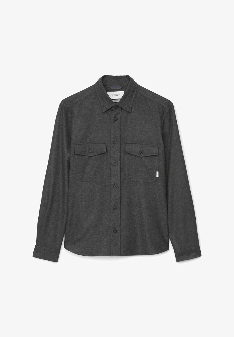 Tummanharmaa pitkähihainen nappipaitapusero, joka on valmistettu teksturoituneesta kankaasta. Siinä on kaulus, kaksi etutaskua ja suora helma.