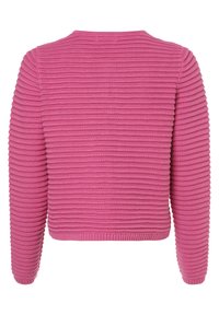 Rosa stickad tröja med ribbad textur, rund halsringning och långa ärmar. Den beskurna designen framhäver de horisontella ränderna genom hela tröjan.