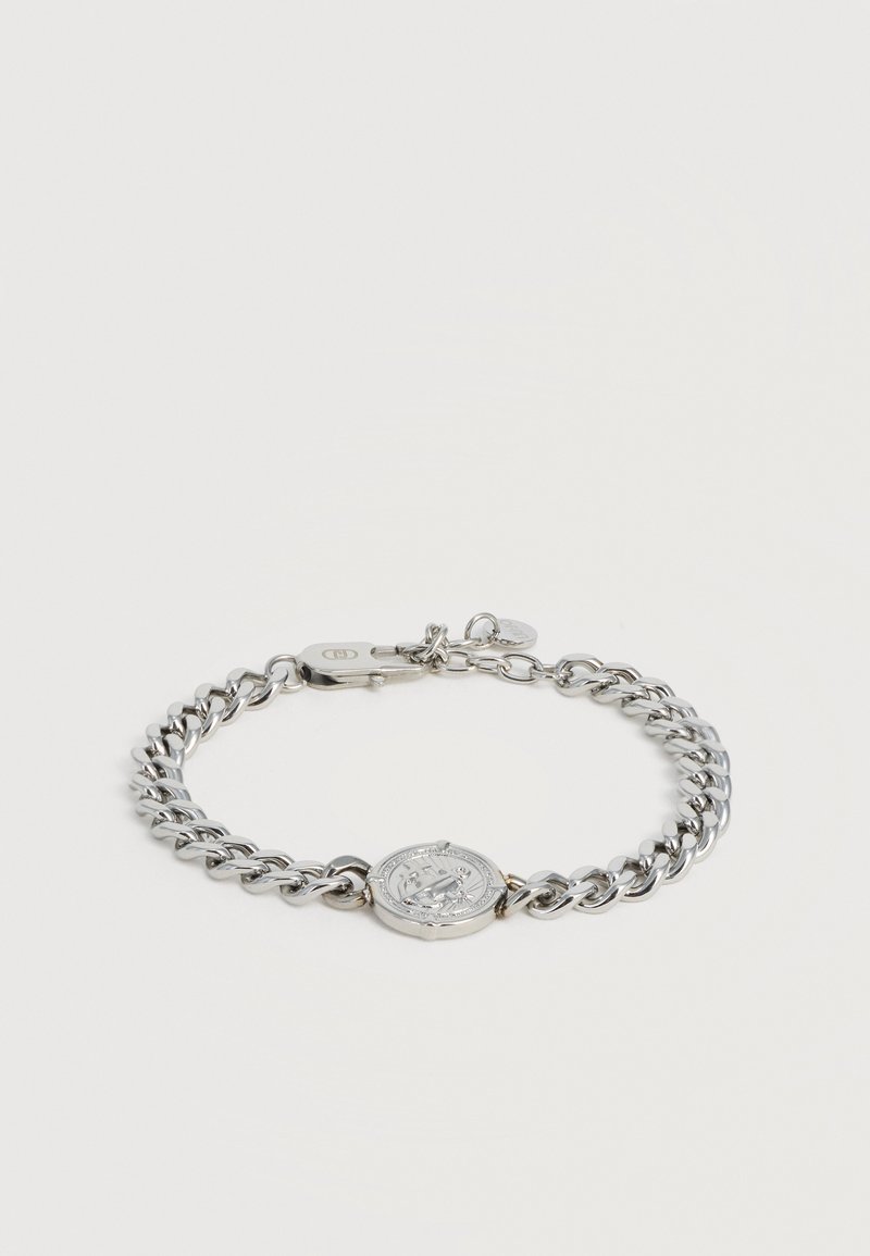 Ασημένιο βραχιόλι με αλυσίδα, στρογγυλό θρησκευτικό μενταγιόν και κούμπωμα καβουράκι σε απλό λευκό φόντο.