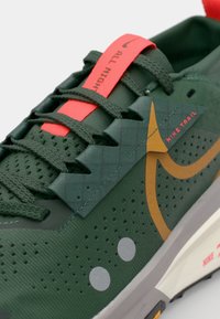 Nike Performance ZOOMX ZEGAMA 2 - Trail running shoes - fir/desert ochre/clay green/college grey/sail/bright crimson