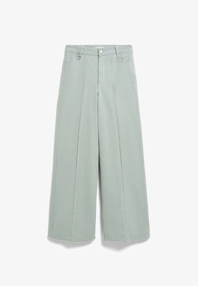 Φαρδιά, ψηλόμεση, ανοιχτοπράσινη παντελόνα με μπροστινές ραφές, θηλιές για ζώνη και κουμπί κλεισίματος, τοποθετημένη επίπεδα σε λευκό φόντο.
