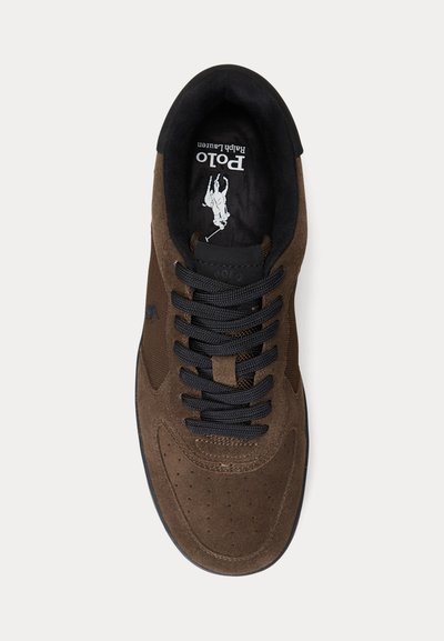 Brūni zamšādas sporta apavi ar melnām auklām, perforētu purngalu un melnu iekšpusi ar Polo Ralph Lauren logotipu un jātnieka polo spēlētāja grafiku.