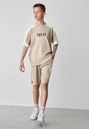 Baker by Ted Baker, REGULAR FIT - OVERSIZED STONE PANEL T-SHIRT AND SHORTS SET - Tepláky - stone