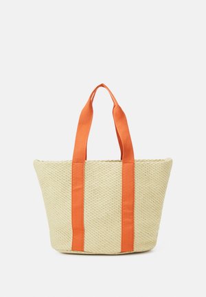 Bolso tote de paja tejido con asas de tela naranja, con una apertura amplia y forma estructurada. Color beige natural con acabado texturizado.