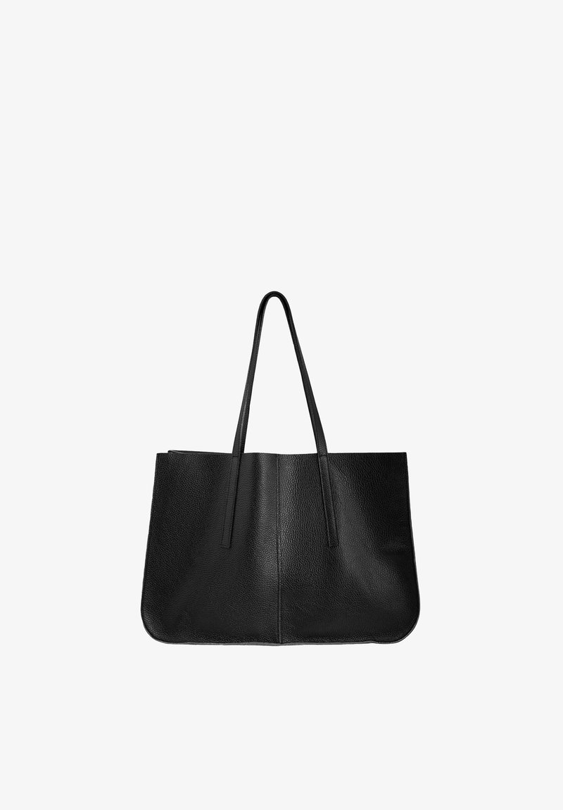 Czarna skórzana torba typu tote z cienkimi podwójnymi ramiączkami na ramię, lekko fakturowaną powierzchnią, prostokątnym dnem i prostym designem.