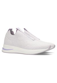 Sneakers slip-on di un leggero viola con un motivo geometrico testurizzato, suola bianca e dettagli lavanda sul tallone e sulla suola.