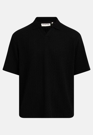 Sort kortærmet strikket polo med subtilt kabelmønster og åben krave, med et "Redefined Rebel" mærke inde i nakken.