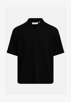 Schwarzes, kurzärmeliges Strick-Poloshirt mit dezentem Zopfmuster und offenem Kragen, mit einem "Redefined Rebel"-Etikett im Nacken.