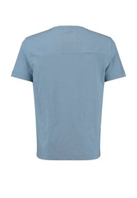 Camisa de tirantes corta de color azul claro hecha de una tela suave. Presenta un cuello redondo y una textura simple y lisa con un detalle de panel cosido en la parte posterior.