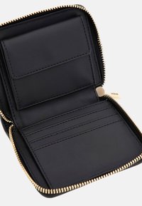 Portafoglio in pelle nera con zip dorata, dotato di slot per carte e un taschino per monete interno, mostrato aperto su uno sfondo chiaro.