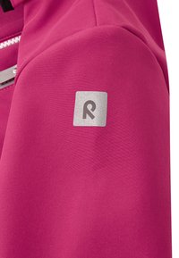 Magentos spalvos striukės rankovė su atspindinčiu kvadratiniu logotipu, kuriame pavaizduota stilizuota „R“ ir matomais užtrauktuko detalėmis šalia peties.
