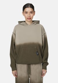 Sweatshirt à capuche avec un design ombré, passant d'un beige clair à un olive foncé. Comprend une poche frontale et un tissu doux et texturé.