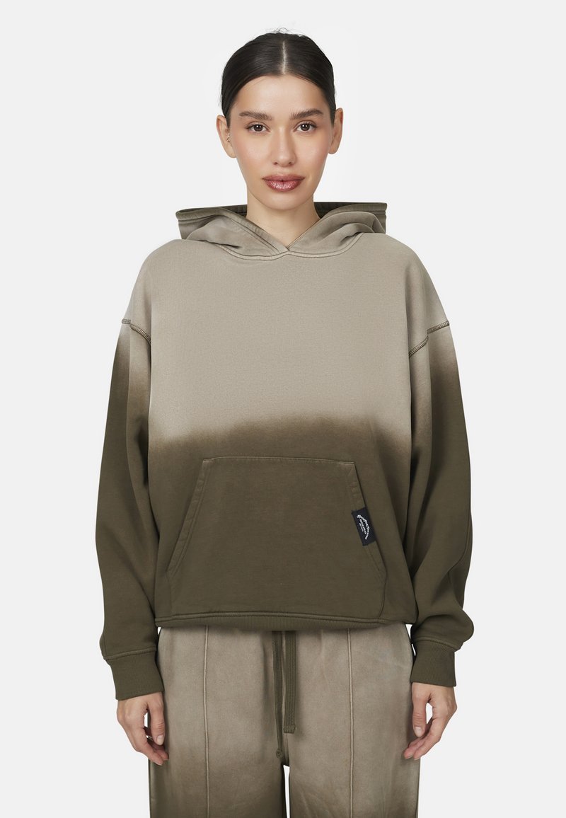 Sweatshirt à capuche avec un design ombré, passant d'un beige clair à un olive foncé. Comprend une poche frontale et un tissu doux et texturé.