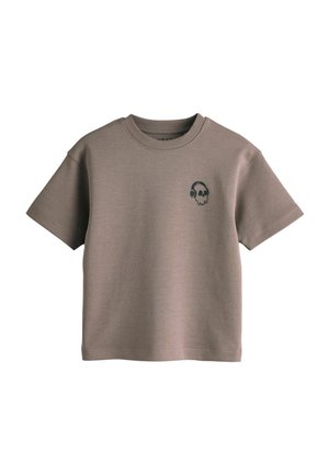 Kurzes braunes T-Shirt mit Rundhalsausschnitt und kurzen Ärmeln, auf der linken Brust bedruckt mit einem kleinen schwarzen Totenkopf, der Kopfhörer trägt.