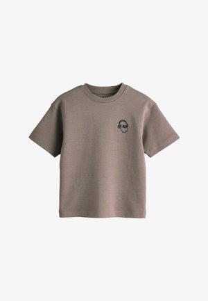 Rövid ujjú, barna, hajónyakú póló, bal oldali mellrészen kis fekete fejhallgatós koponyával nyomtatva.