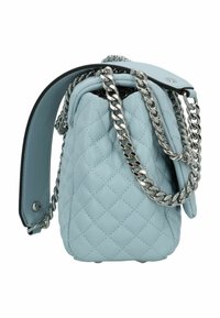 Borsa a secchiello quadrata in pelle trapuntata blu chiaro con tracolla a catena e interno nero. Presenta angoli arrotondati e chiusura con ganci.