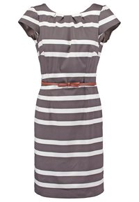 Robe rayée horizontale grise et blanche avec des manches courtes et une fine ceinture marron nouée en nœud à la taille.