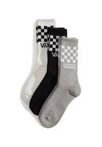Tres pares de calcetines de tripulación: uno blanco con un patrón a cuadros negro, uno negro con un patrón a cuadros blanco y uno gris. Hechos de una mezcla de algodón.