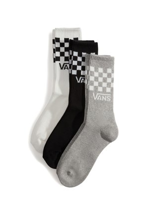 Drei Paar Crew-Socken: eine weiße mit schwarzem Schachbrettmuster, eine schwarze mit weißem Schachbrettmuster und eine graue. Hergestellt aus einer Baumwollmischung.