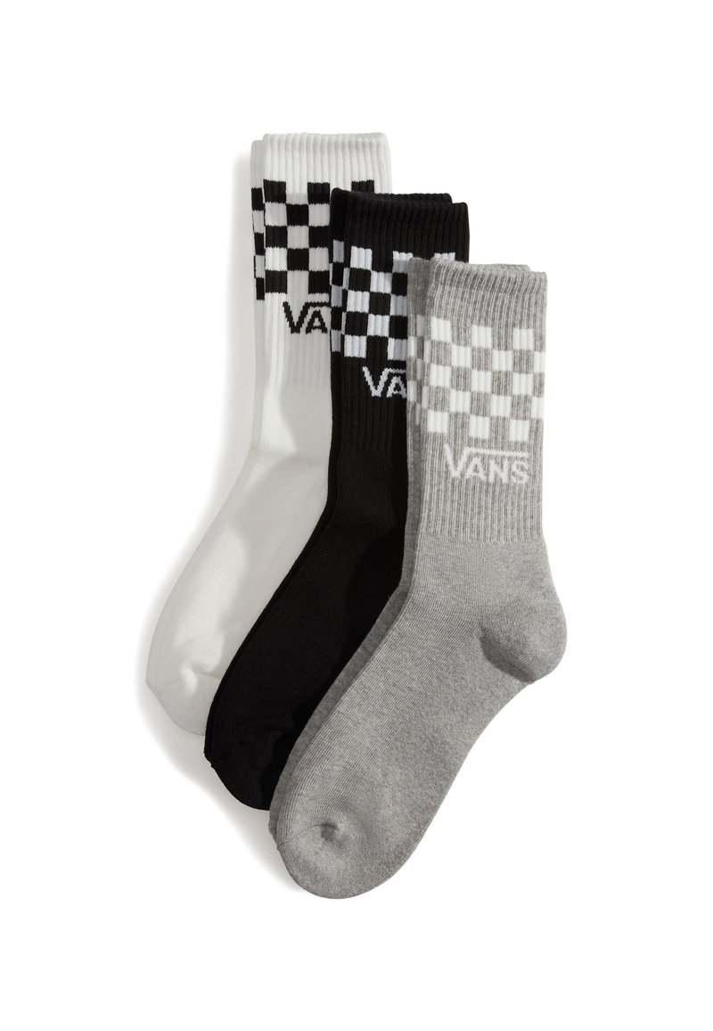 Tres pares de calcetines de tripulación: uno blanco con un patrón a cuadros negro, uno negro con un patrón a cuadros blanco y uno gris. Hechos de una mezcla de algodón.