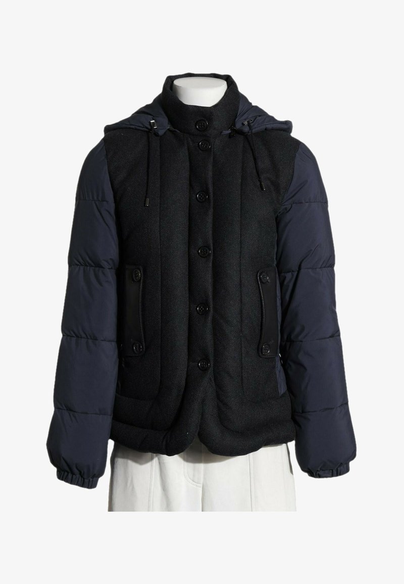 Veste matelassée noire avec fermeture à boutons devant, manches longues bouffantes bleu marine foncé, capuche avec cordon de serrage et deux poches à rabat boutonnées, présentée sur un mannequin.
