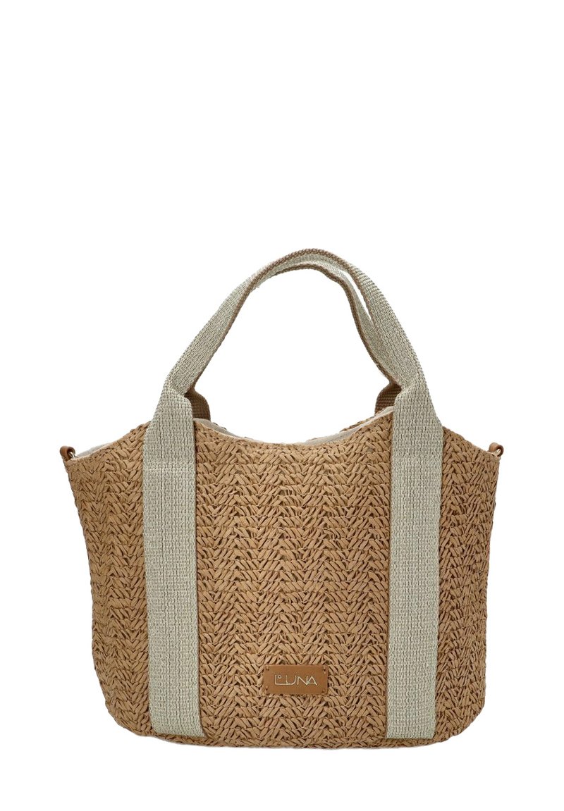 Bolso de paja tejido en marrón claro con asas de tela beige. Presenta un patrón cosido y una pequeña etiqueta de cuero con el logo en la parte frontal.