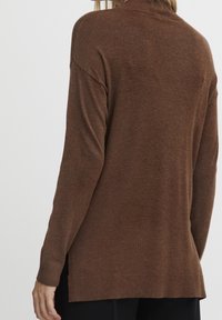 b.young Stickad tröja - brown