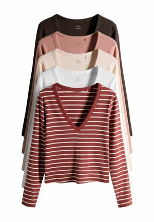 Fünf Langarmoberteile: braun, hellrosa, beige, weiß und ein gestreiftes rostrot mit Weiß. Alle verfügen über ein V-Ausschnitt-Design und gerippte Textur.