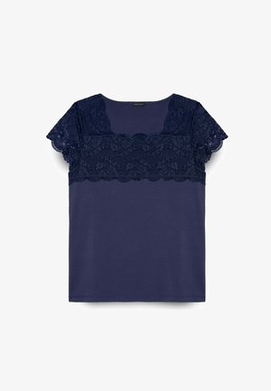 Marineblå kortærmet bluse med blomsterlignende blondeoverlag på øverste bryst og ærmer, firkantet halsudskæring og ensfarvet stofkrop.